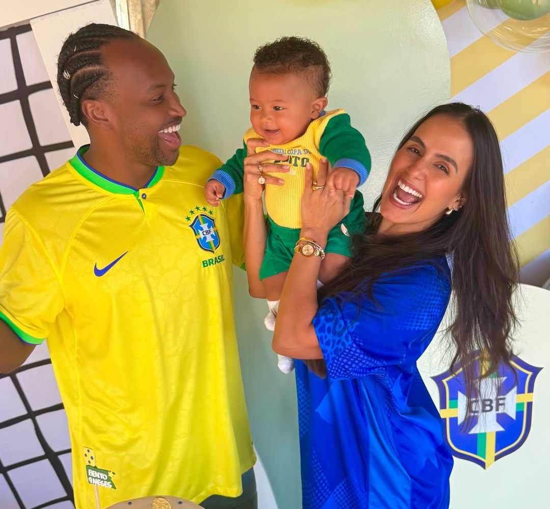 No clima da Copa, Bento, filho de Thiaguinho e Carol Peixinho, comemora mesversário: ‘Presente especial’