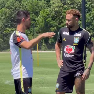 Neymar treina pela primeira vez no campo com a Seleção durante a Copa
