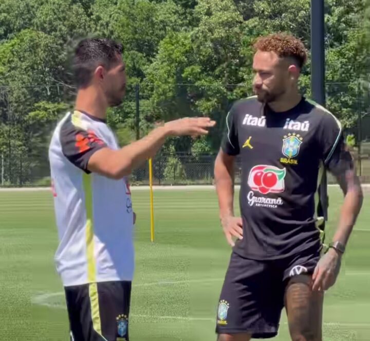 Neymar treina pela primeira vez no campo com a Seleção durante a Copa