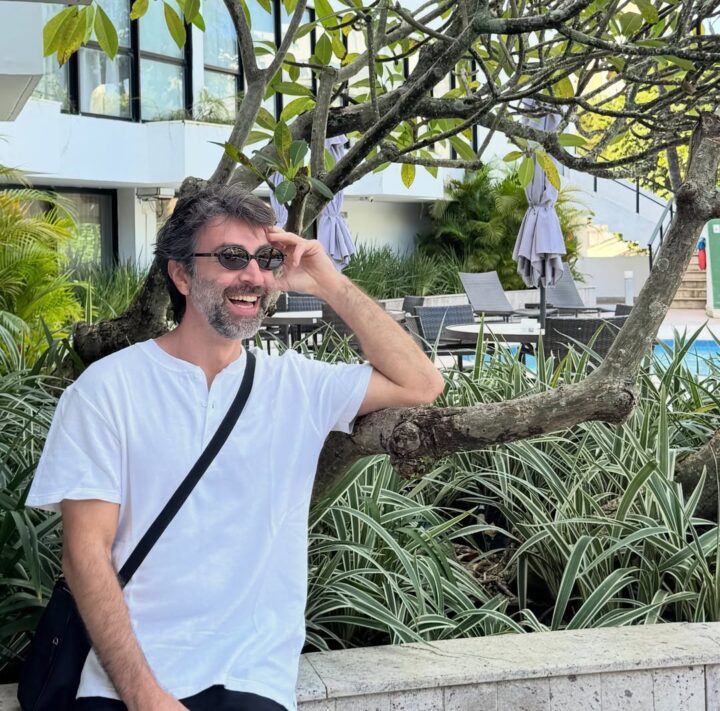 Em viagem pelo Nordeste, ator Rodrigo Pandolfo passeia por Salvador