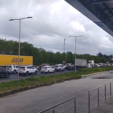 BR-324 registra congestionamento na saída de Salvador para o interior às vésperas do São João