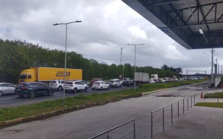 BR-324 registra congestionamento na saída de Salvador para o interior às vésperas do São João