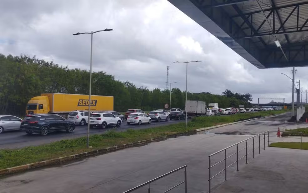 BR-324 registra congestionamento na saída de Salvador para o interior às vésperas do São João