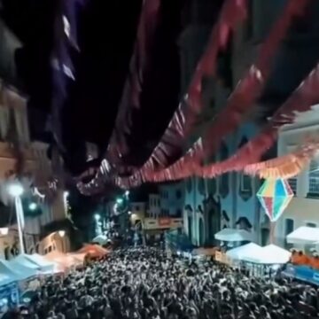 Pelourinho lota na véspera de São João e tem portais fechados por segurança