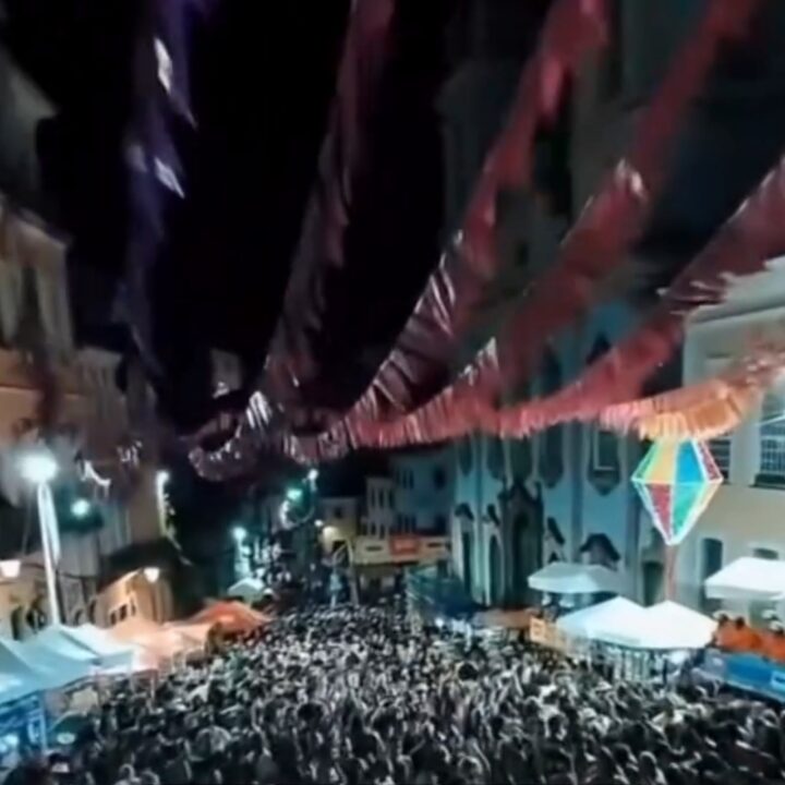 Pelourinho lota na véspera de São João e tem portais fechados por segurança