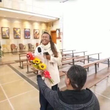 Repórter da TV Globo é pedida em casamento ao vivo durante entrada no Bom Dia Minas