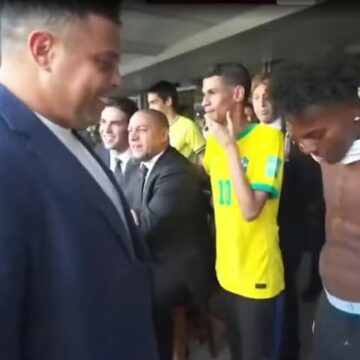 Influenciador mostra tanquinho para Ronaldo durante jogo do Brasil e viraliza nas redes
