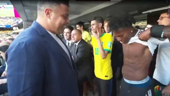 Influenciador mostra tanquinho para Ronaldo durante jogo do Brasil e viraliza nas redes