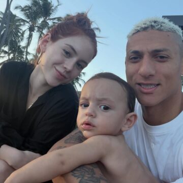 Fora da Copa, Richarlison curte férias com a família em Trancoso