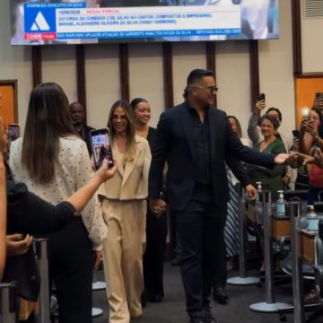 Ao lado da família, Xanddy recebe maior honraria da Alba em Salvador