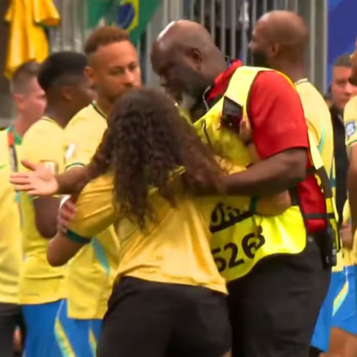 Torcedora invade gramado para tentar se aproximar de Neymar após vitória do Brasil