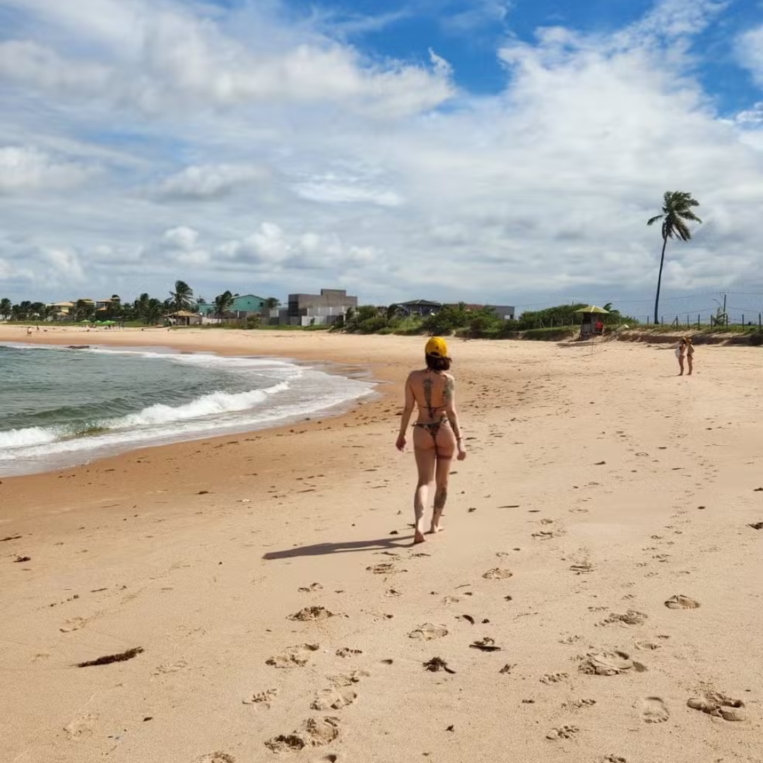 Pitty surge de biquíni em praia deserta e impressiona fãs: “Perfeita”