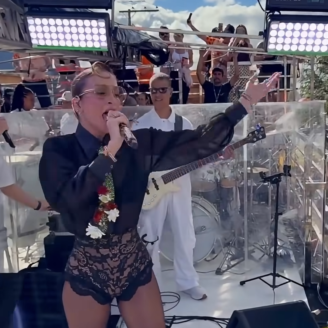 Claudia Leitte arrasta multidão em festa que une Carnaval e São João em Caruaru; veja vídeo
