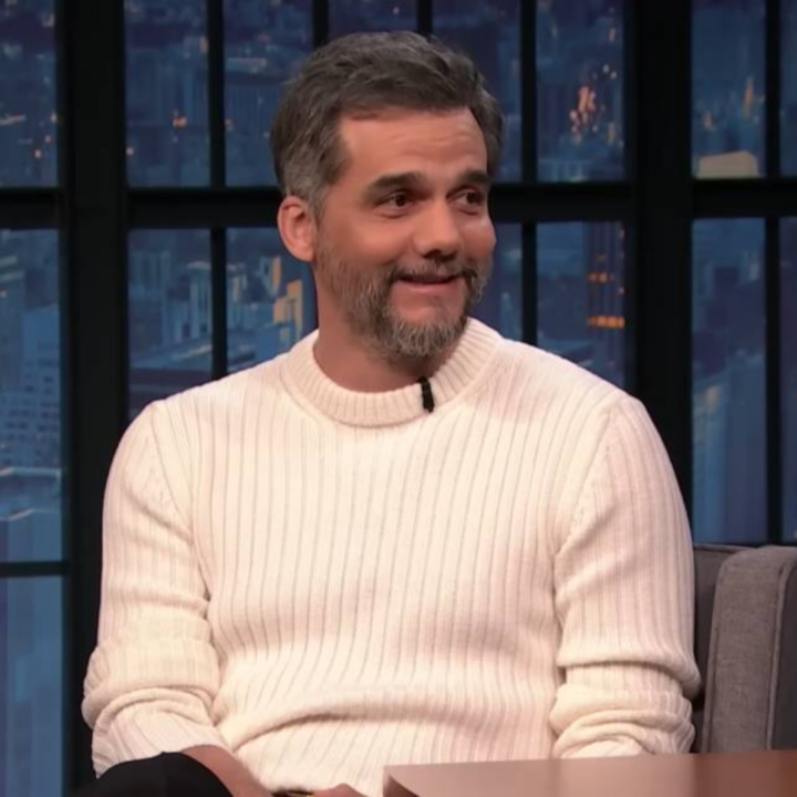 Wagner Moura ganha surpresa de aniversário no palco e emociona plateia; veja vídeo