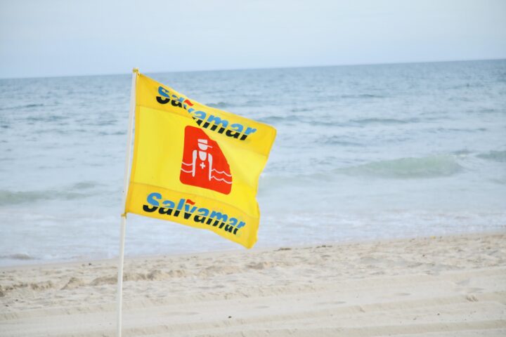 Salvamar alerta para risco no banho de mar com previsão de ventos fortes e chuva em Salvador