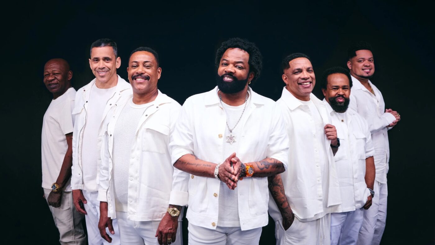 Xande de Pilares e Grupo Revelação se reencontram em Salvador com o show da turnê “Tava Escrito”