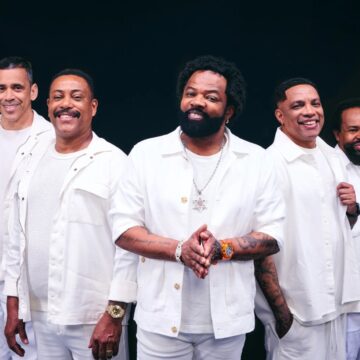 Xande de Pilares e Grupo Revelação se reencontram em Salvador com o show da turnê “Tava Escrito”