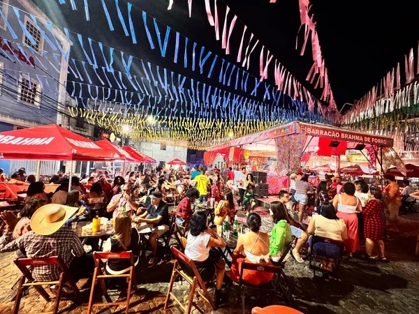 Arraiá do Largo da Saúde mistura São João e Copa do Mundo em Salvador