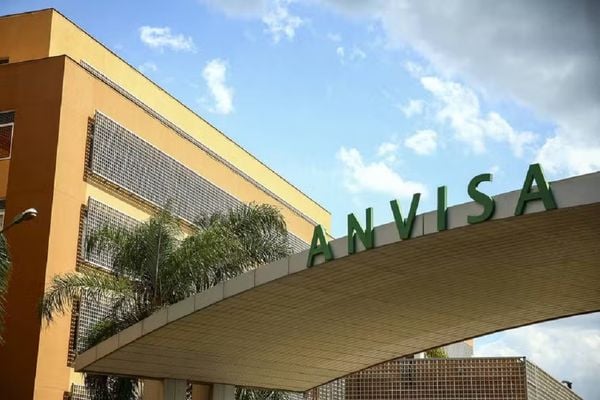 Anvisa manda recolher antibiótico após identificar fragmento de vidro em frasco; saiba lote