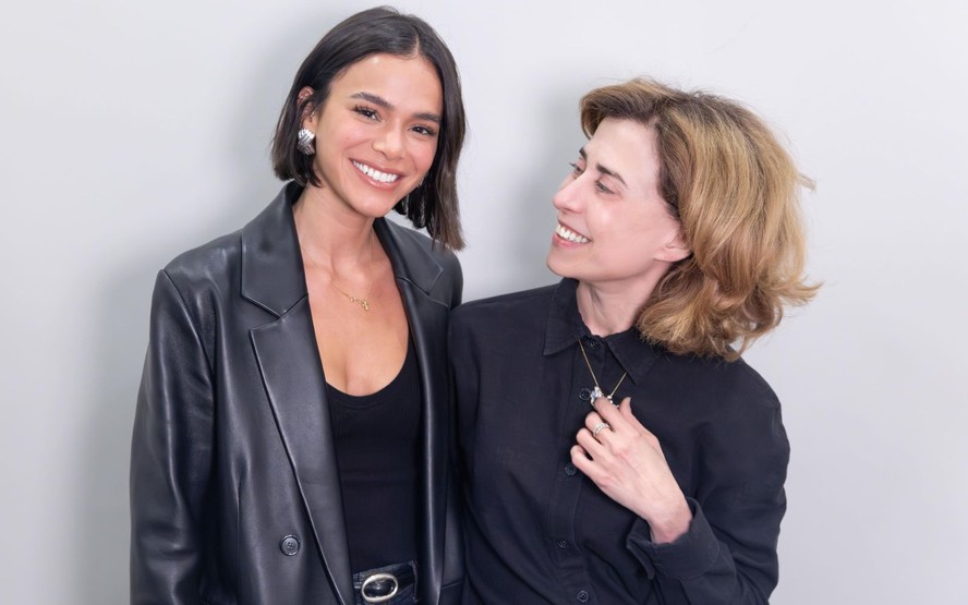 Bruna Marquezine prestigia espetáculo de Fernanda Torres e posa nos bastidores
