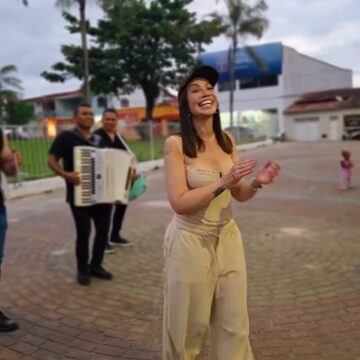 Solange Almeida visita cidade onde nasceu e relembra início da carreira: ‘Aqui começou tudo’