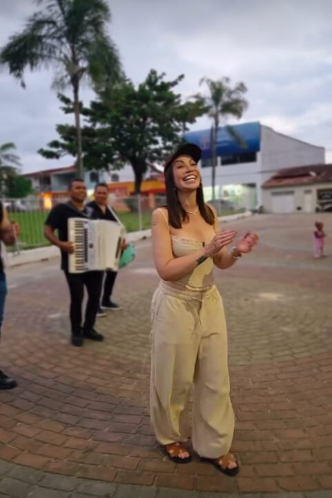 Solange Almeida visita cidade onde nasceu e relembra início da carreira: ‘Aqui começou tudo’