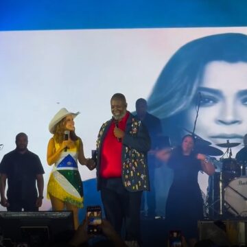 Péricles e Thaynara OG fazem homenagem a Preta Gil no São João da Thay