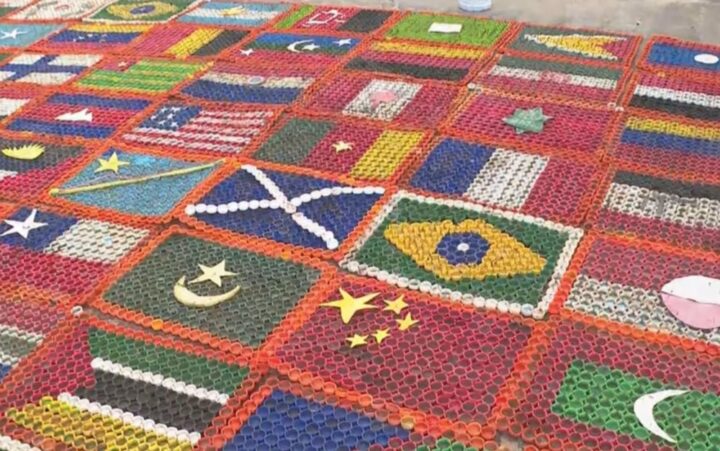 Artista de Salvador cria bandeiras dos países que disputam a Copa com 32 mil tampinhas de garrafa PET