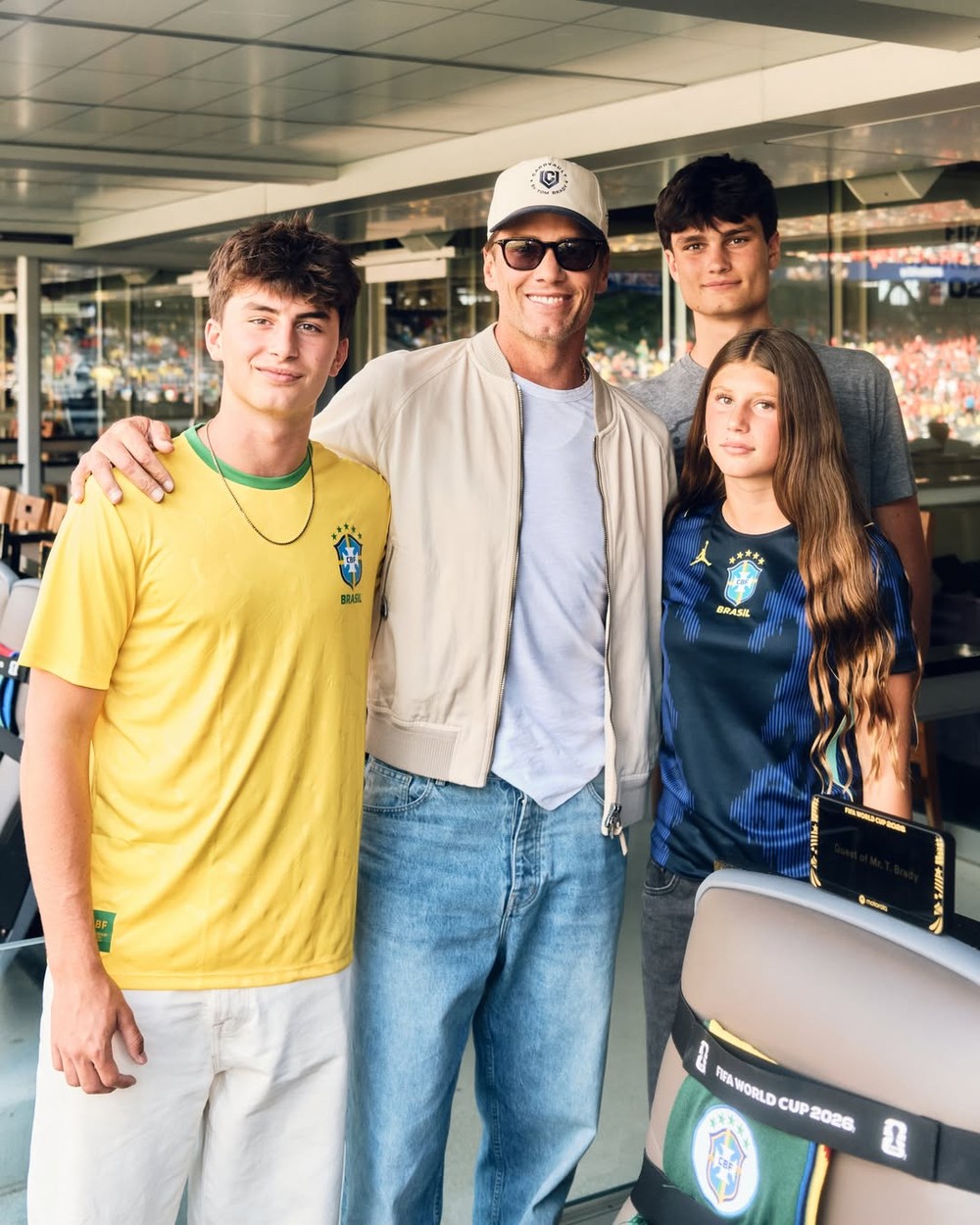 Tom Brady abre álbum no primeiro jogo do Brasil na Copa e altura dos filhos impressiona