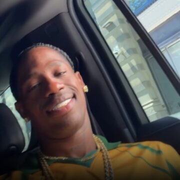 Vini Jr. dá camisa assinada a Travis Scott após rapper torcer pelo Brasil na Copa