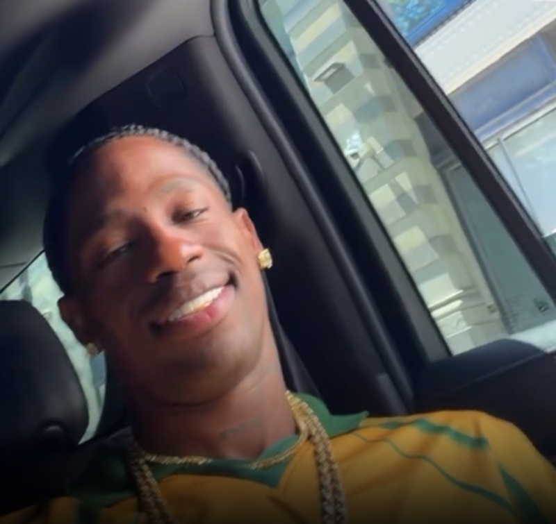 Vini Jr. dá camisa assinada a Travis Scott após rapper torcer pelo Brasil na Copa