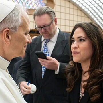 Papa Leão XIV nomeia primeira mulher para chefiar comunicações do Vaticano