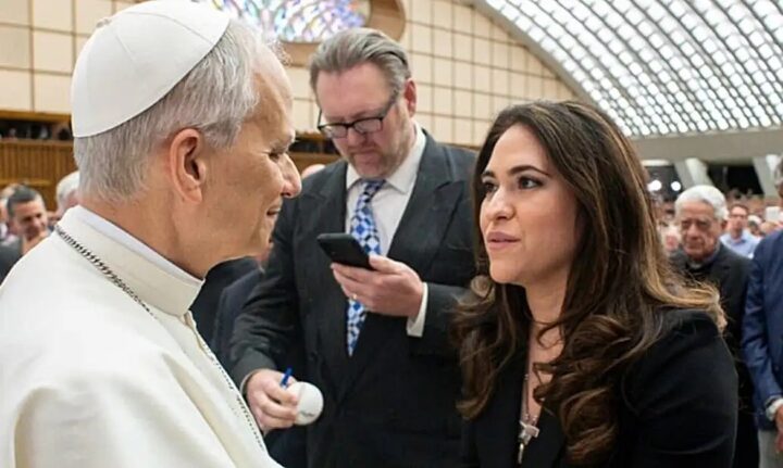 Papa Leão XIV nomeia primeira mulher para chefiar comunicações do Vaticano