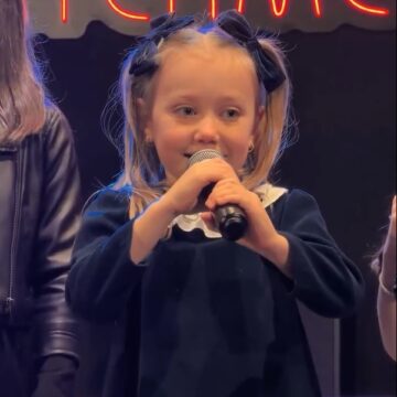 Ana Paula Siebert compartilha momento fofo de Vicky cantando em inglês