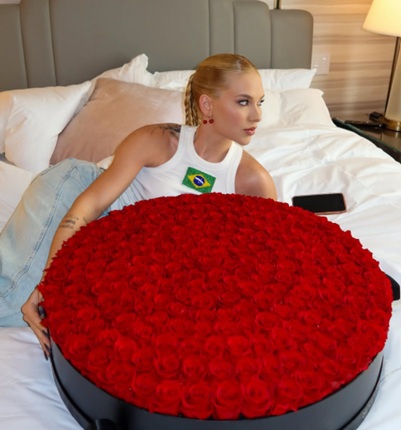 Voltaram? Virginia surge com buquê de flores gigante e Vini Jr deixa comentário