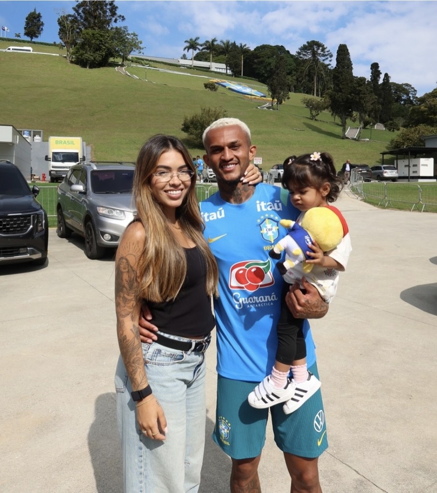 Esposa de Wesley desabafa após jogador ser cortado da Copa do Mundo: ‘O futebol é uma montanha russa’
