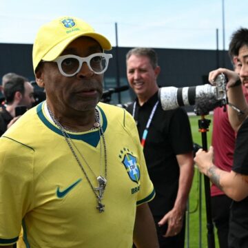 Spike Lee acompanha treino da seleção brasileira e elogia Neymar: ‘Ele é o meu cara’
