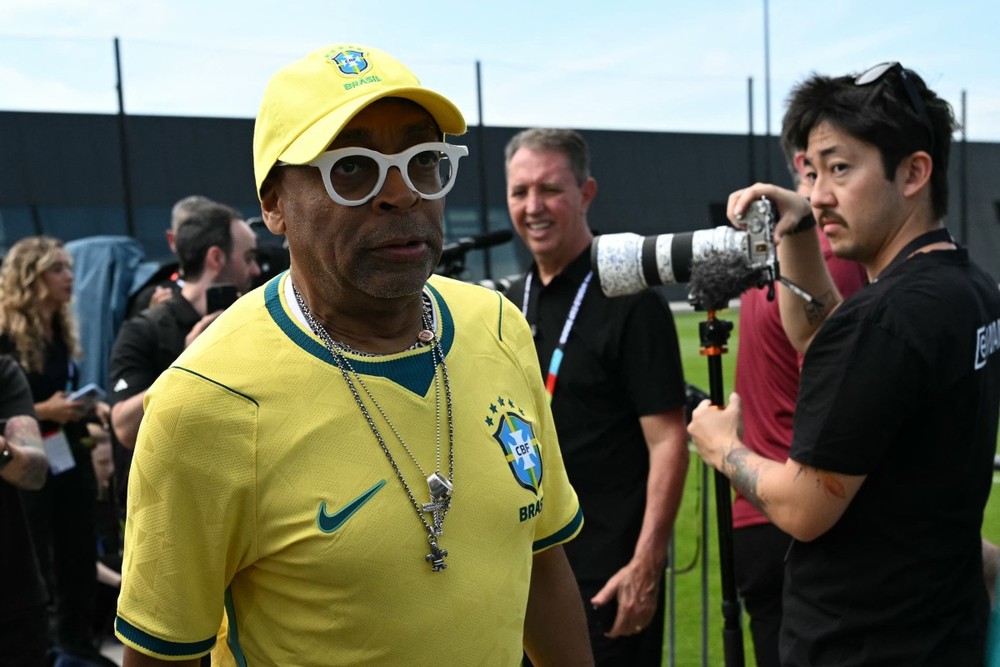Spike Lee acompanha treino da seleção brasileira e elogia Neymar: ‘Ele é o meu cara’