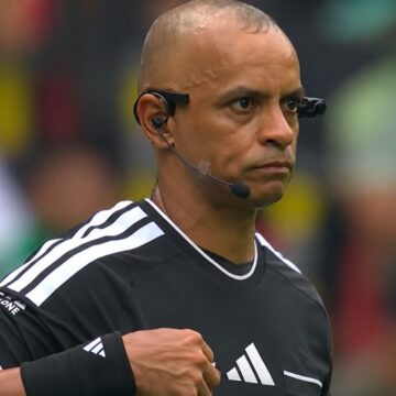 Wilton Pereira Sampaio é protagonista na abertura da Copa do Mundo com ‘hat-trick’ de cartões vermelhos