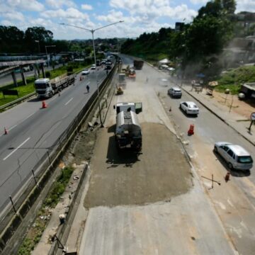 BR-324 volta a ter trecho interditado após novo afundamento de asfalto em Simões Filho