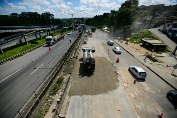 BR-324 volta a ter trecho interditado após novo afundamento de asfalto em Simões Filho