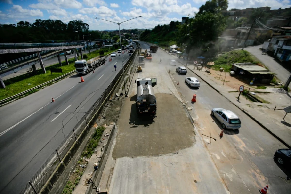 BR-324 volta a ter trecho interditado após novo afundamento de asfalto em Simões Filho