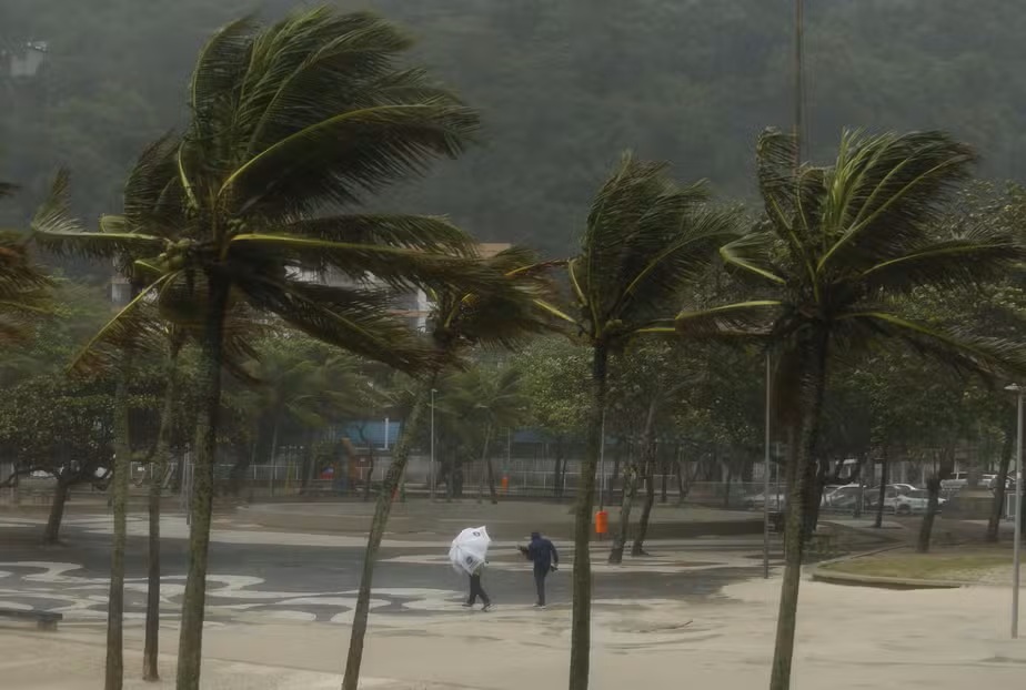 Prefeito do Rio diz que ventos superaram previsão; ex-atacante do Botafogo está entre as vítimas