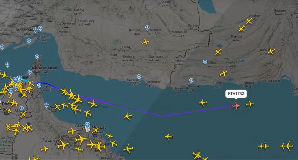 Cargueiro Boeing 737 desaparecido no Paquistão é localizado no mar; equipes seguem procurando tripulação