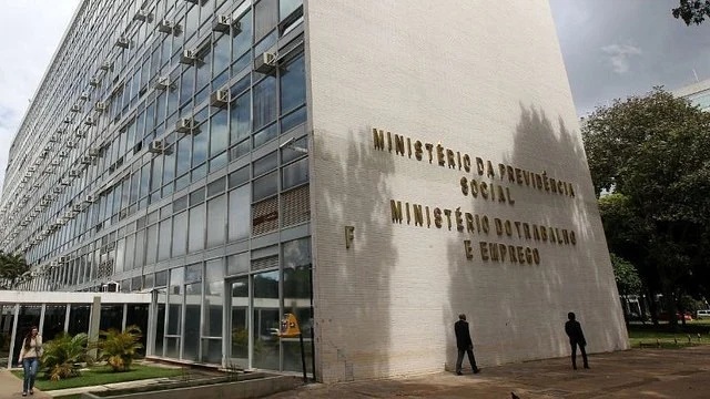 Governo oficializa novas regras para trabalho em feriados no comércio; entenda o que muda