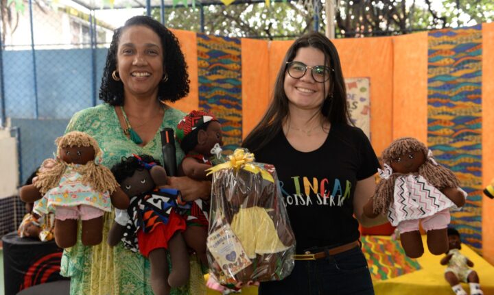 Escola promove oficina gratuita de bonecas pretas em Salvador