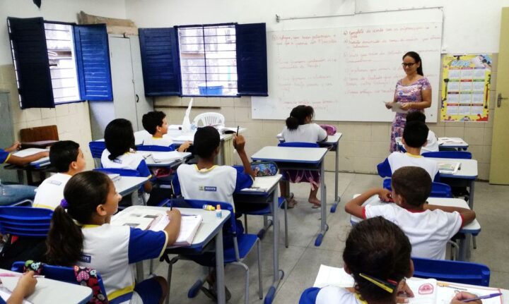 Inscrições para concurso da Educação de Salvador seguem abertas até 7 de agosto; salários chegam a R$ 6,1 mil