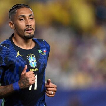 Raphinha treina em campo mas segue como dúvida para o próximo jogo do Brasil na Copa