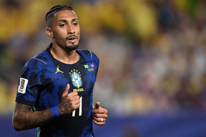 Raphinha treina em campo mas segue como dúvida para o próximo jogo do Brasil na Copa