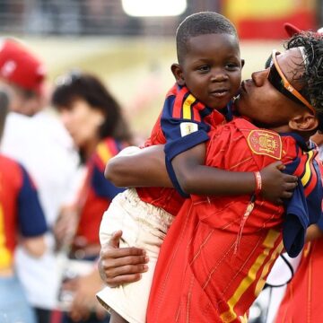 Irmão caçula de Lamine Yamal rouba a cena ao comemorar vitória da Espanha na Copa; veja